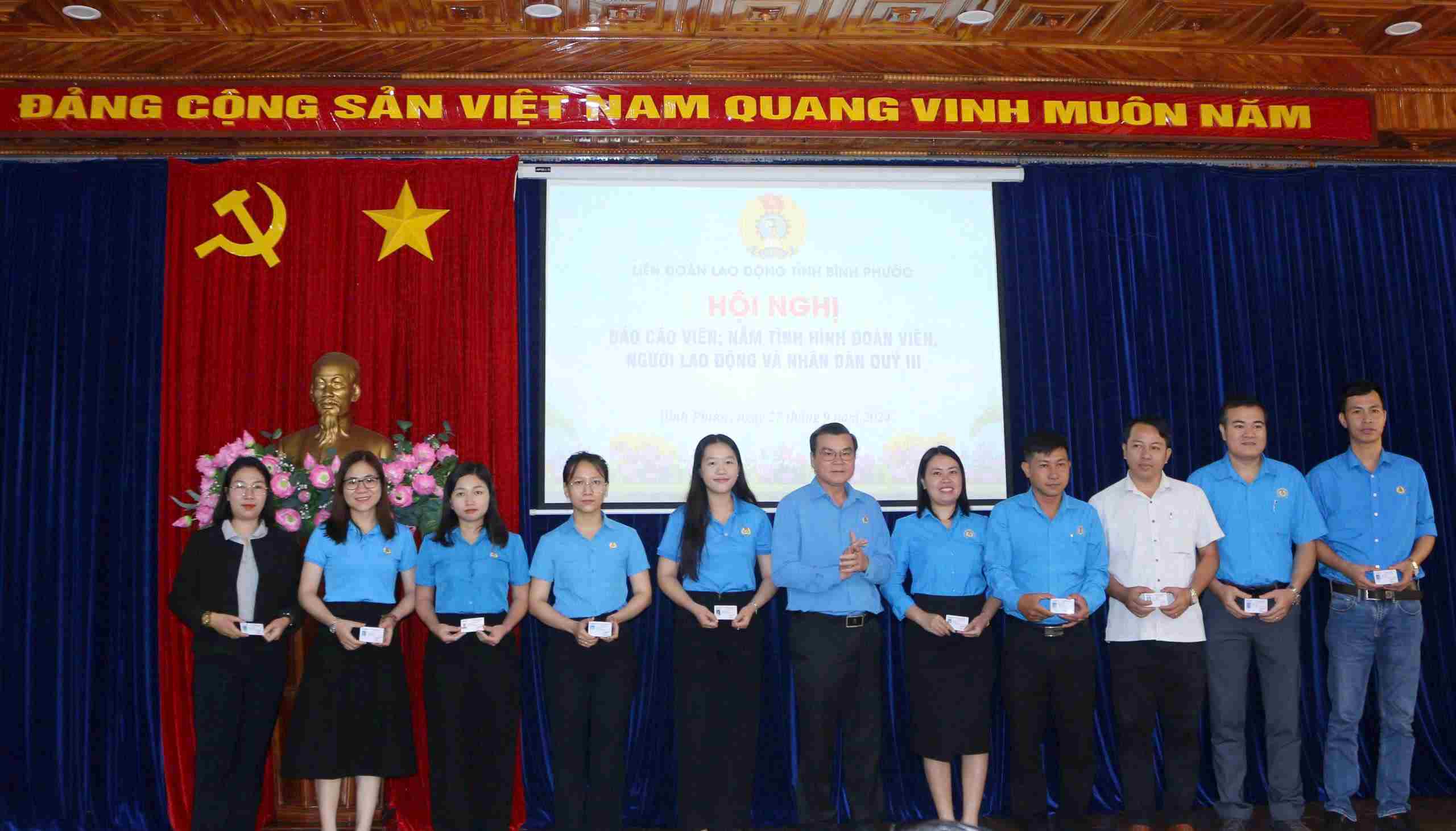 Nguyen Van Sang - Pho Chu tich LDLD tinh Binh Phuoc trao the cho cac dong chi bao cao vien Cong doan tinh