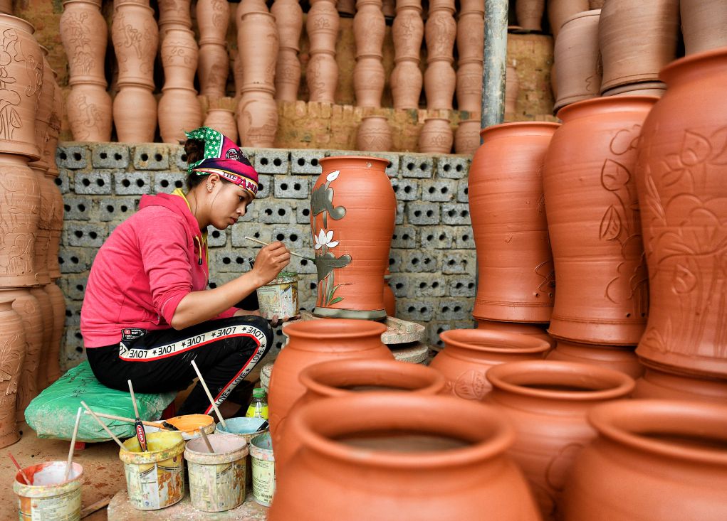 Thợ vẽ của làng gốm Phù Lãng. Người ta bảo “Nhất dáng nhì men”, cái độc đáo khác người của Phù Lãng là men với các loại men nâu, nâu đen, vàng nhạt, vàng nâu... được gọi chung là men da lươn.