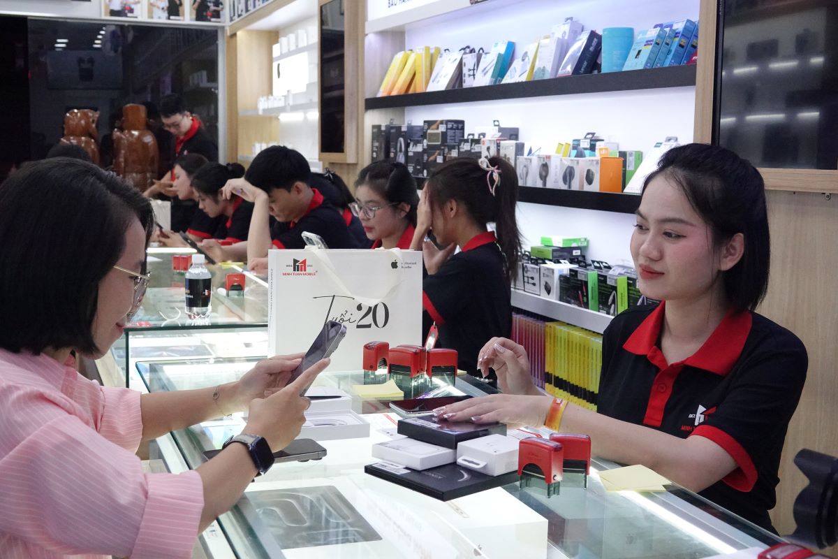 Hàng chục nghìn máy iPhone 16 đã được giao đến tay khách hàng tại Việt Nam ngay trong ngày 27.9. Ảnh: Nguyễn Đăng