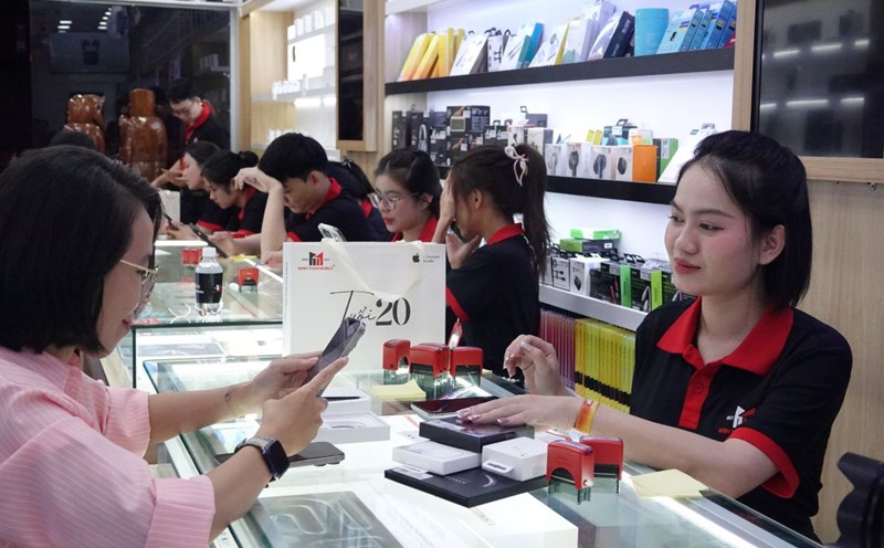 Tens of thousands of iPhone 16s were delivered to customers in Vietnam on September 27. Photo: Nguyen Dang