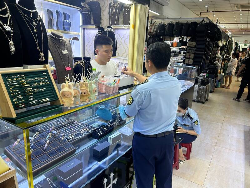 Authorities seized hundreds of counterfeit goods at Saigon Square Commercial Center. Photo: HCMC Market Management