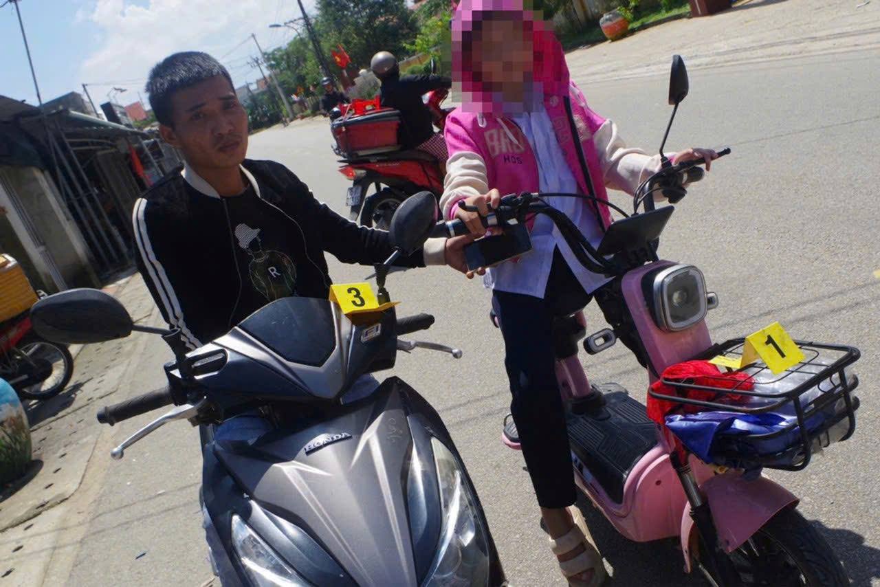 Reenacting the scene of the robbery. Photo: Tran Hong.