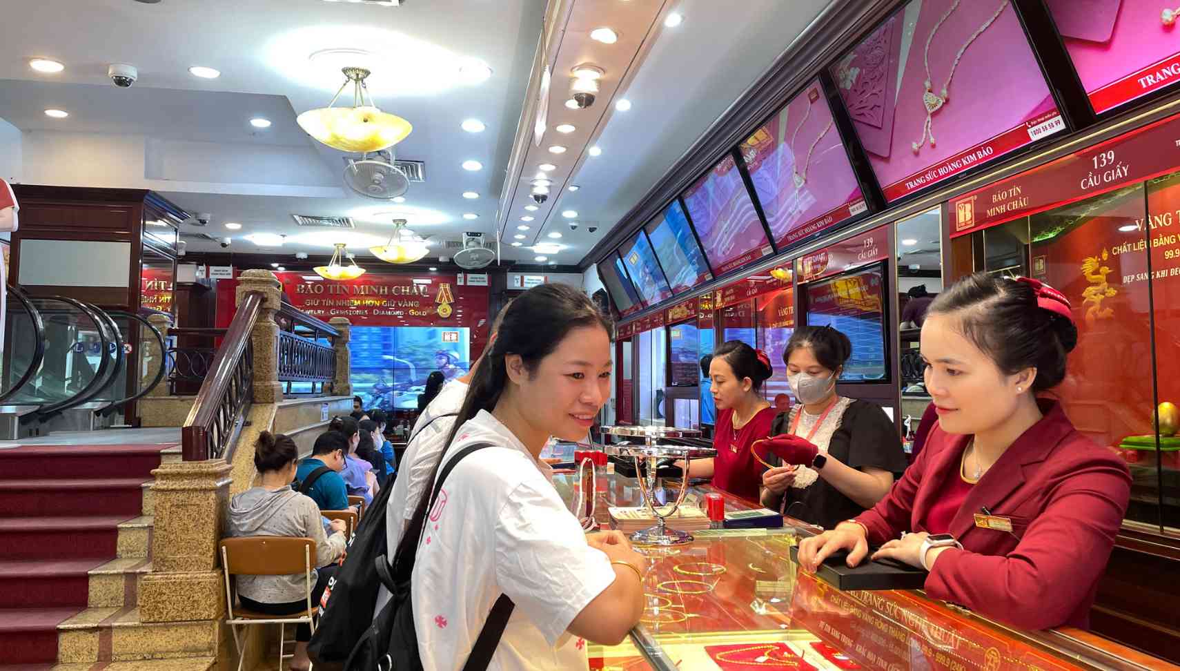 Lucky people have gold in their hands. Photo: Thanh Binh.