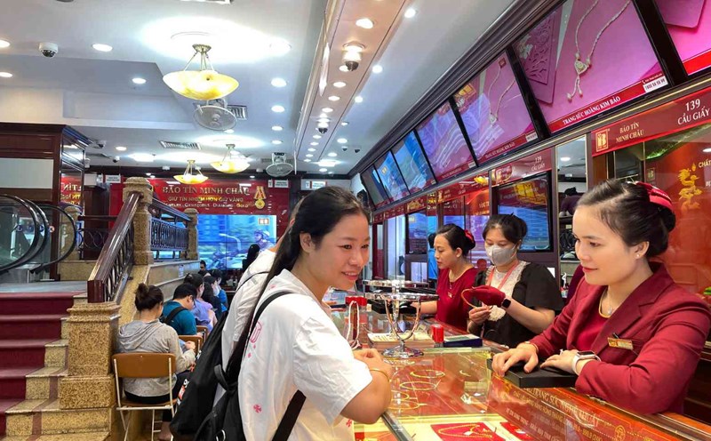 Lucky people have gold in their hands. Photo: Thanh Binh.