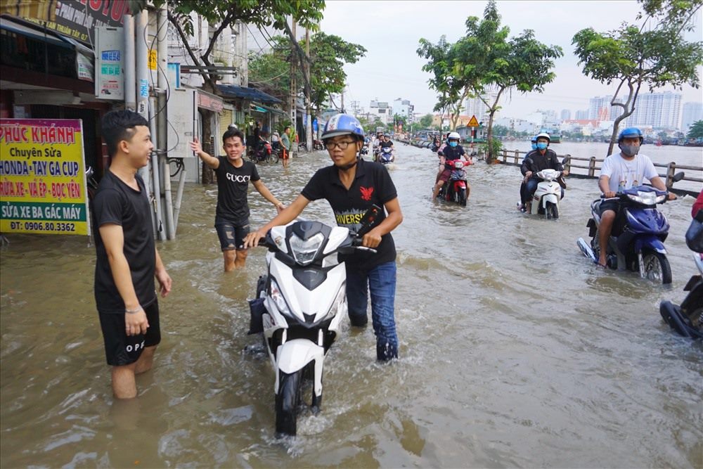 Tran Xuan Soan Street (District 7) is often heavily flooded due to high tides. Photo: Minh Quan