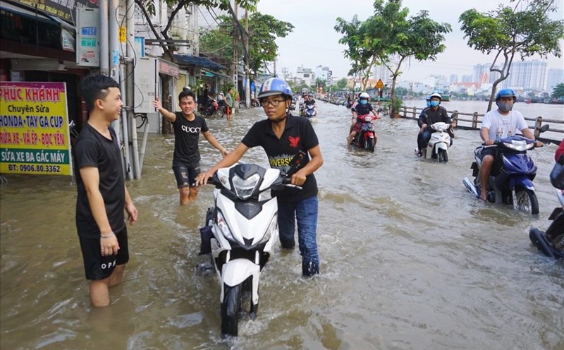 Tran Xuan Soan Street (District 7) is often heavily flooded due to high tides. Photo: Minh Quan