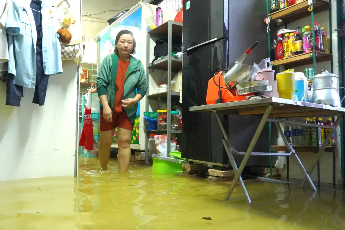 Water flooded into houses of residents near Cai Khe boat dock project. Photo: Ta Quang