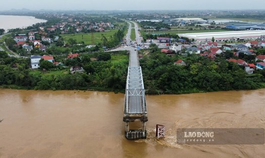 Phần còn lại của cầu Phong Châu. Ảnh: Tô Công.
