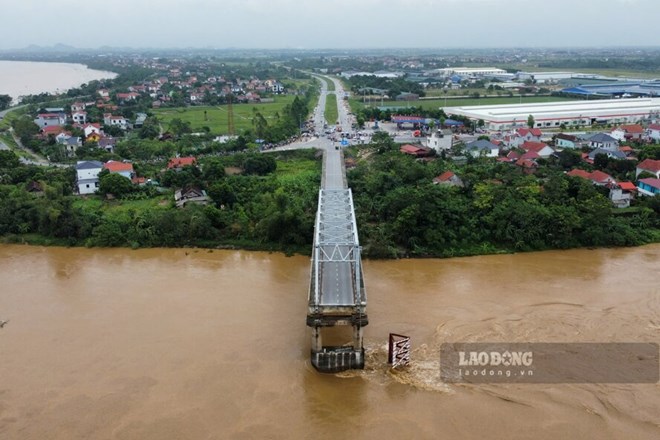 Phần còn lại của cầu Phong Châu có nguy cơ đổ sập