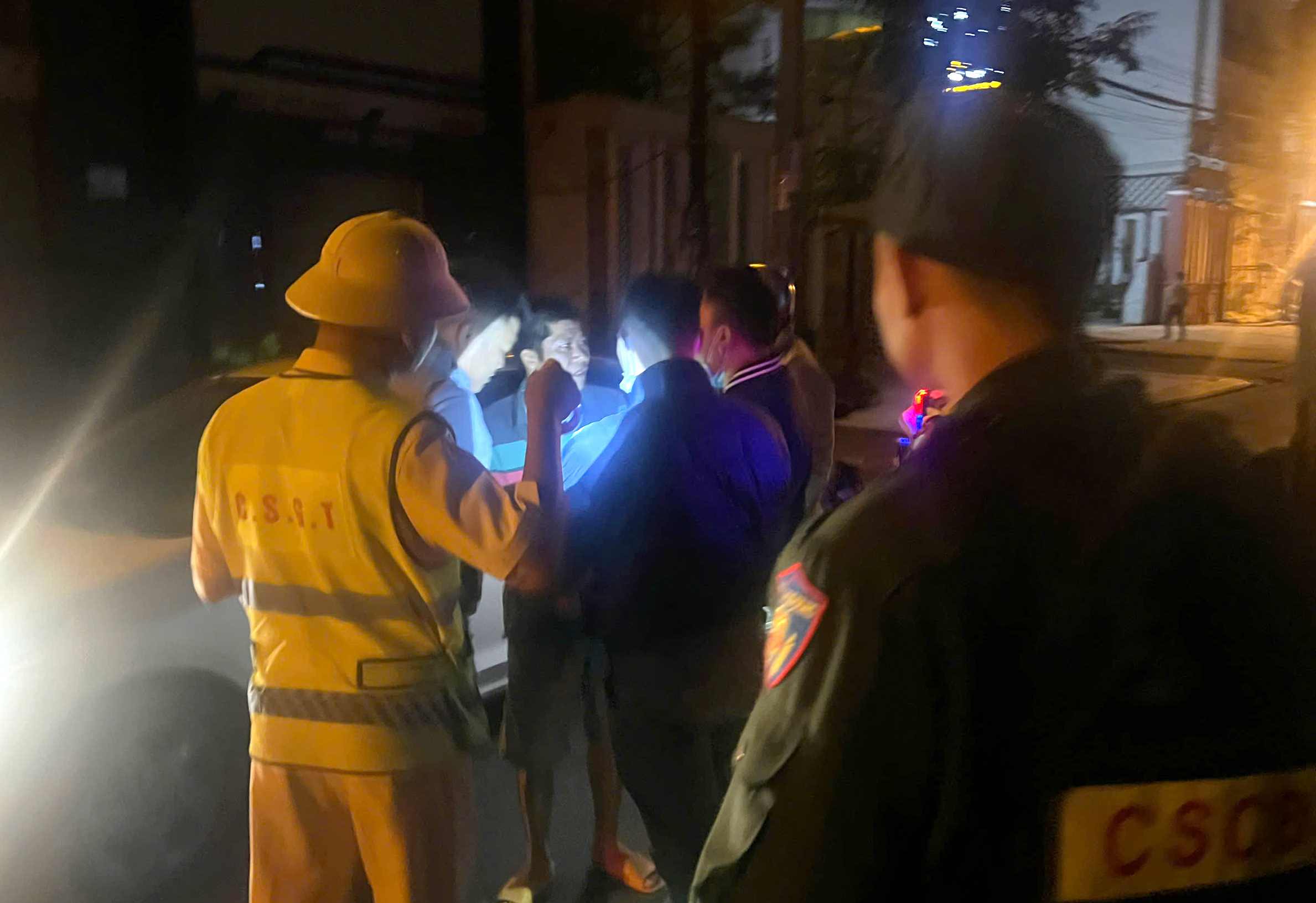 Lực lượng Cảnh sát giao thông phối hợp với các lực lượng khác tiến hành bắt giữ đối tượng lái xe ôtô đi bán ma túy. Ảnh: Hoài Thanh