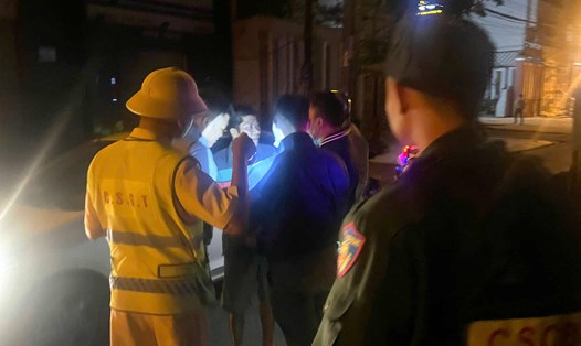 Lực lượng Cảnh sát giao thông phối hợp với các lực lượng khác tiến hành bắt giữ đối tượng lái xe ôtô đi bán ma túy. Ảnh: Hoài Thanh