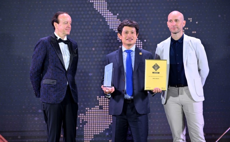 Mr. Hoang Mai Chung - Chairman of Meey Group received the award for Best Innovation and Technology Application in Real Estate at Dot Property Awards 2024. Photo: Meey Land
