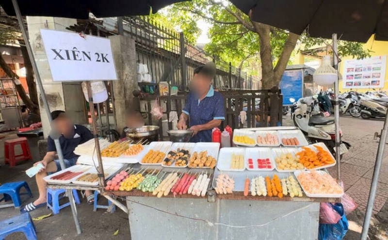 Unknown origin of food still sold at school gates. Photo: Hoang Loc
