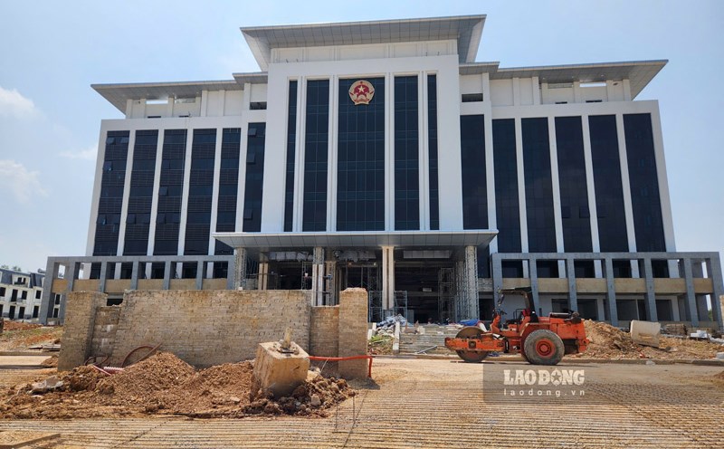 The new hundred billion VND headquarters of Cao Bang Provincial People's Committee is about to be completed and put into use. Photo: Tan Van.