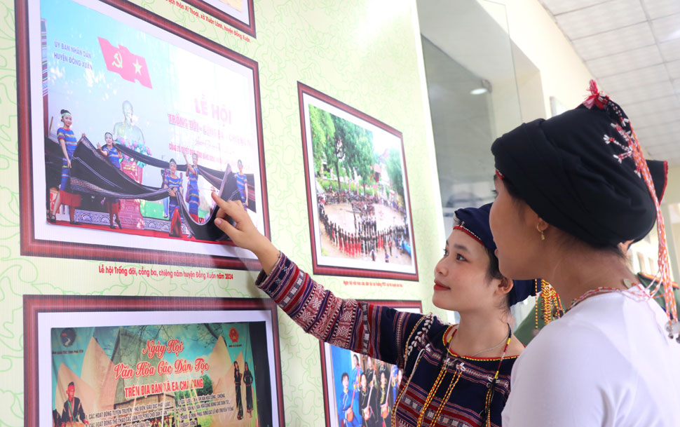 Đại biểu tham quan khu trưng bày tranh ảnh về thành tựu phát triển KT-XH vùng dân tộc thiểu số Phú Yên. Ảnh: Tường Anh