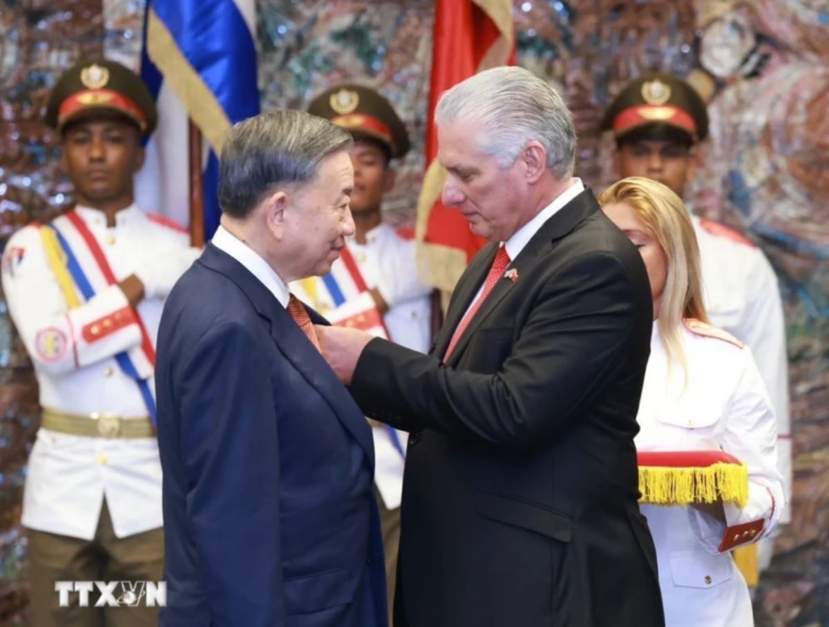 First Secretary and President of Cuba Miguel Diaz Canel Bermudez presents the Jose Marti Medal to General Secretary and President To Lam. Photo: VNA