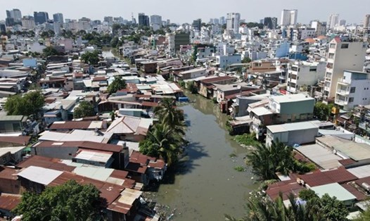 TPHCM sẽ giải tỏa 2.260 căn nhà để cải tạo rạch Xuyên Tâm. Ảnh: Anh Tú