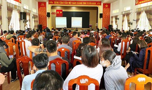 Hàng nghìn người tập trung mua đất đấu giá tại xã Nghi Phong (Nghi Lộc, Nghệ An) vào sáng 25.9. Ảnh: Quang Đại