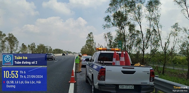 Lực lượng chức năng phối hợp kiểm tra thông tin rải đinh trên cao tốc Hà Nội - Hải Phòng. Ảnh: Vidifi cung cấp