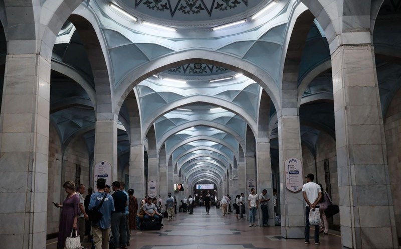 Alisher Navoi Station (Uzbekistan) combines the beauty of Islamic architecture with old Soviet architecture.