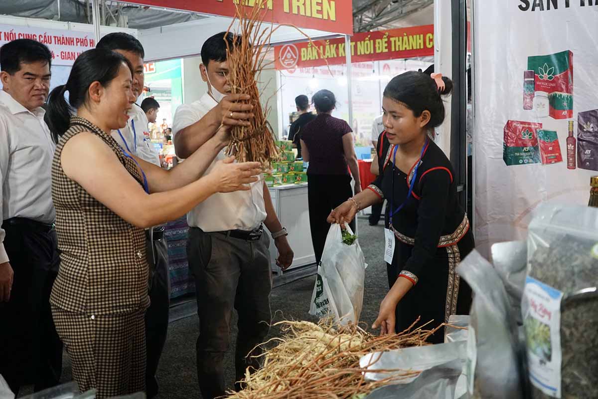 Mot so san pham dac sac tieu bieu duoc gioi thieu tai hoi nghi nhu trau gac bep, mac ken, cham cheo, mien dong, lap xuong hun khoi, banh da me, mi chu, muoi Tay Ninh, tra sen Dong Thap, keo dua Ben Tre...