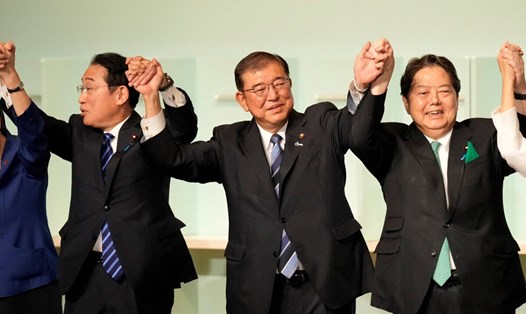 Ông Shigeru Ishiba (giữa) giành chiến thắng trong cuộc bầu lãnh đạo đảng cầm quyền Nhật Bản LDP. Ảnh: AFP