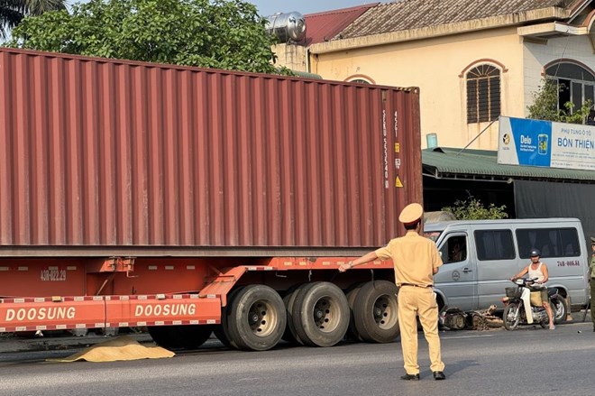 Hien truong vu tai nan giao thong khien 1 nguoi thiet mang duoi banh xe container. Anh: H.Nguyen.