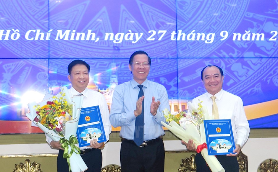 Chairman of Ho Chi Minh City People's Committee Phan Van Mai presents the decision to Mr. Vo Thanh Kha and Mr. Le Van Thanh (right cover). Photo: Minh Hiep