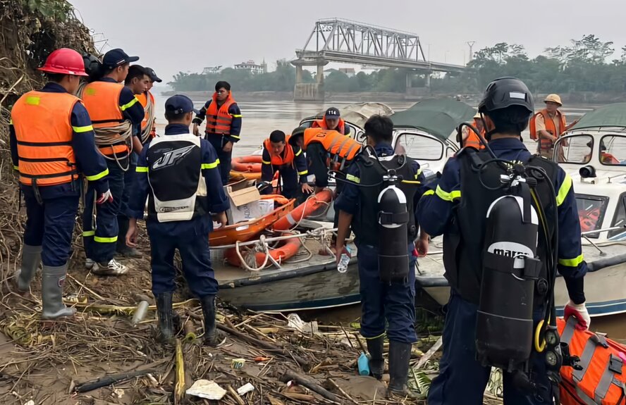 Các lực lượng chức năng đã huy động thợ lặn tìm kiếm nạn nhân mất tích trong vụ sập cầu Phong Châu. Ảnh: Công an tỉnh Phú Thọ.