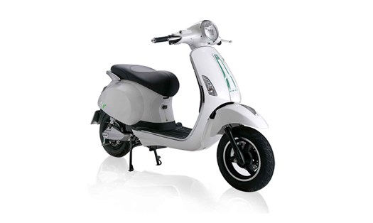 Xe máy điện đi được đường dài, có khả năng chống nước. Ảnh: Pega