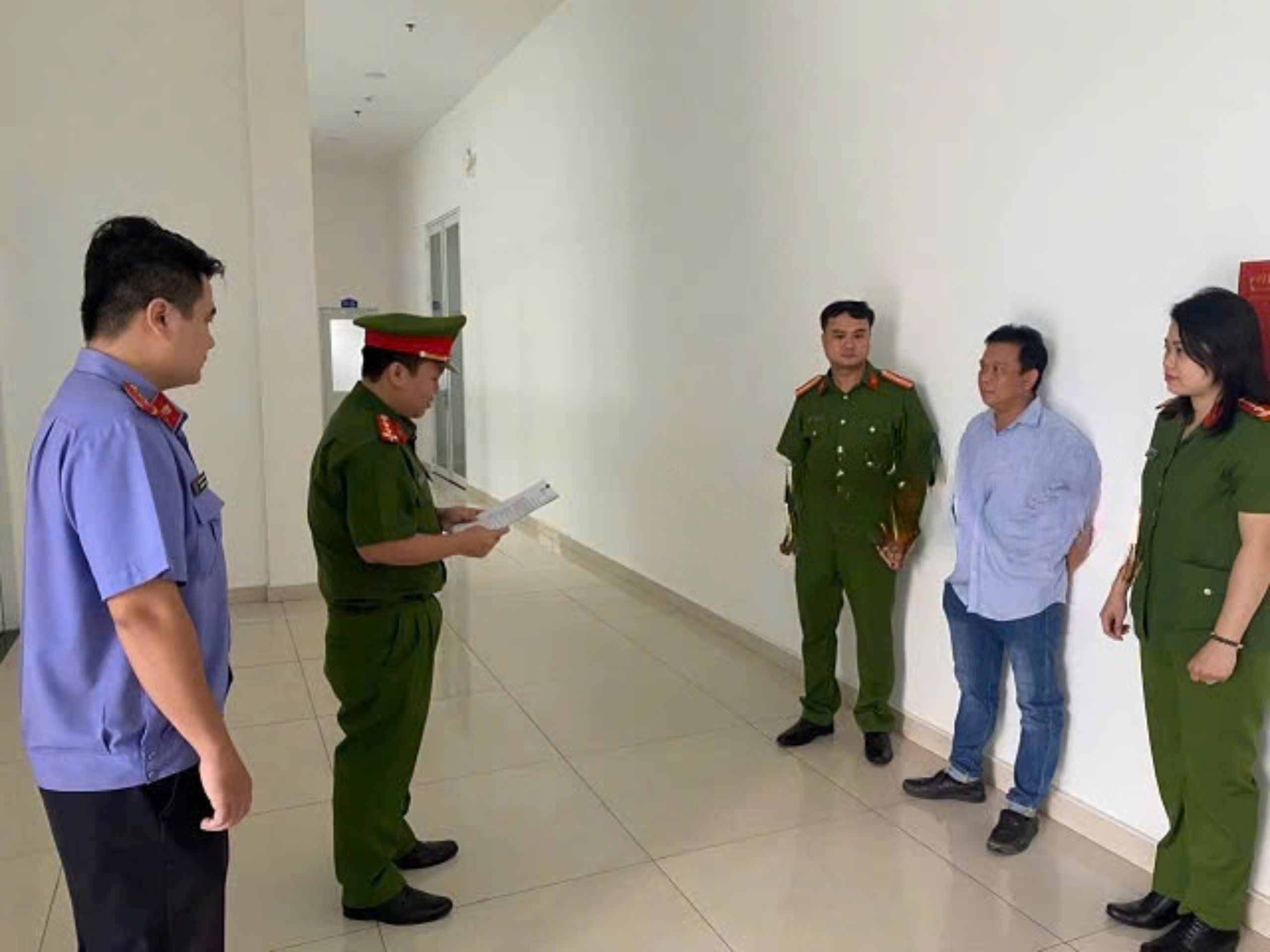 Cơ quan Cảnh sát điêu tra Công an tỉnh Bình Dương thực hiện lệnh khởi tố bị can với đối tượng cho chôn lấp chất thải trái phép. Ảnh: CABD