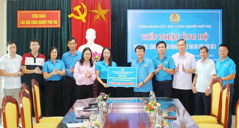 Lãnh đạo Công đoàn Khu kinh tế Nghi Sơn và các Khu công nghiệp tỉnh Thanh Hóa trao biểu trưng ủng hộ đoàn viên, công nhân lao động các khu công nghiệp Phú Thọ bị ảnh hưởng cơn bão số 3. Ảnh: Ngọc Tuấn 