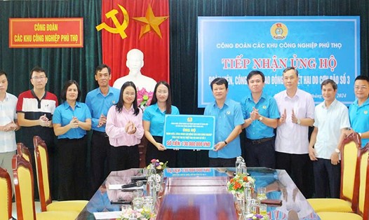 Lãnh đạo Công đoàn Khu kinh tế Nghi Sơn và các Khu công nghiệp tỉnh Thanh Hóa trao biểu trưng ủng hộ đoàn viên, công nhân lao động các khu công nghiệp Phú Thọ bị ảnh hưởng cơn bão số 3. Ảnh: Ngọc Tuấn