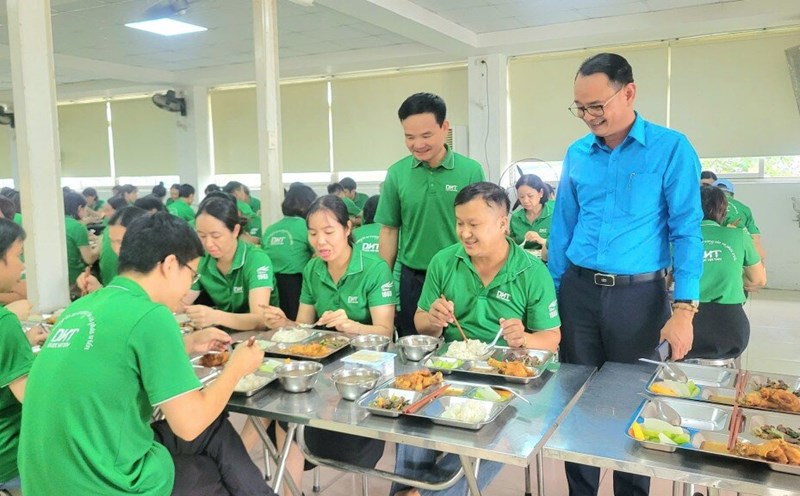 Mr. Trinh To Tam (far right) - Chairman of Hanoi Health Sector Trade Union visited employees of Ha Tay Pharmaceutical Joint Stock Company at the Trade Union Meal. Photo: Trade Union