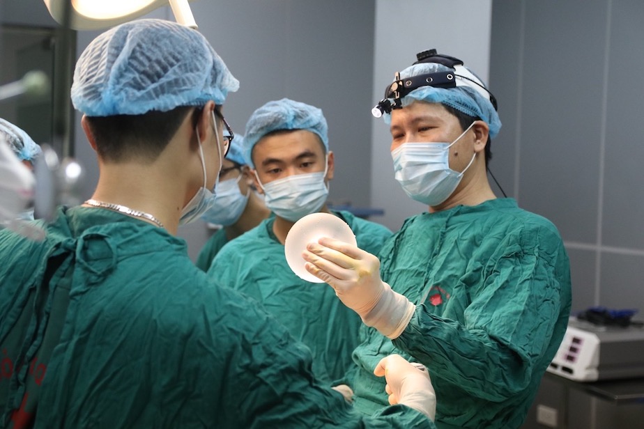 Doctor Tong Hai is performing a cosmetic surgery. Photo: BSCC