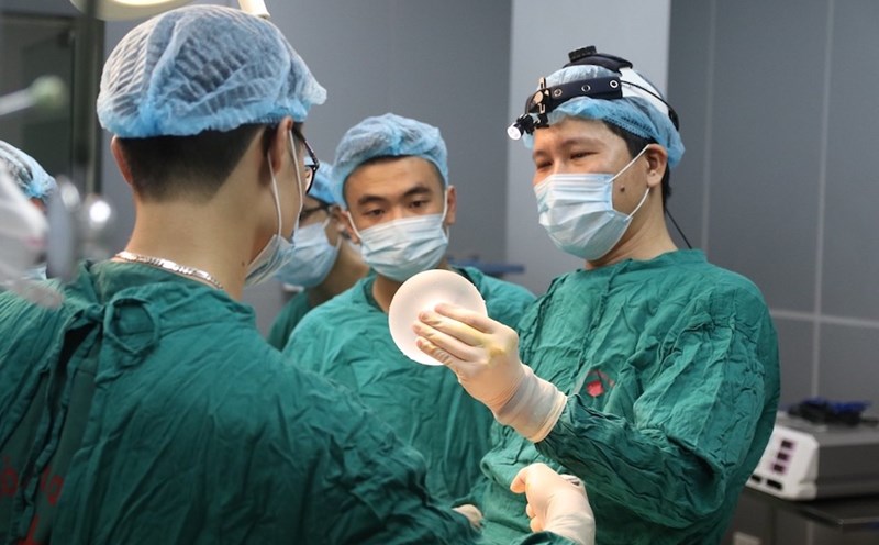 Doctor Tong Hai is performing a cosmetic surgery. Photo: BSCC