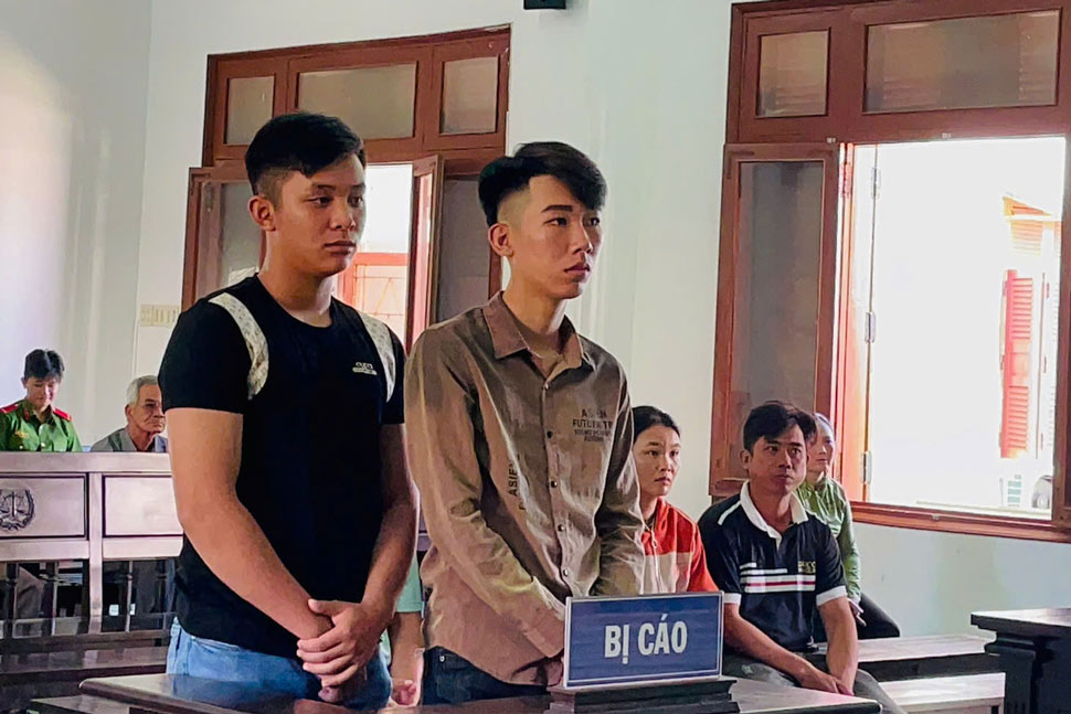 Bị cáo Ngô Quốc Song (bên phải) và Huỳnh Xuân Toàn tại TAND tỉnh Phú Yên. Ảnh: Thế Minh