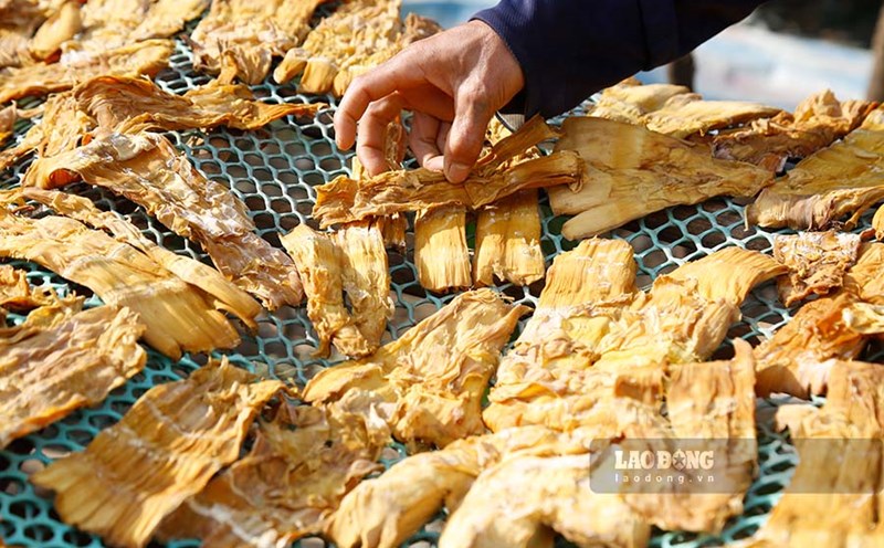 To have beautiful and delicious golden dried bamboo shoots, the raw bamboo shoots must go through a very elaborate processing process. Photo: Quang Dat
