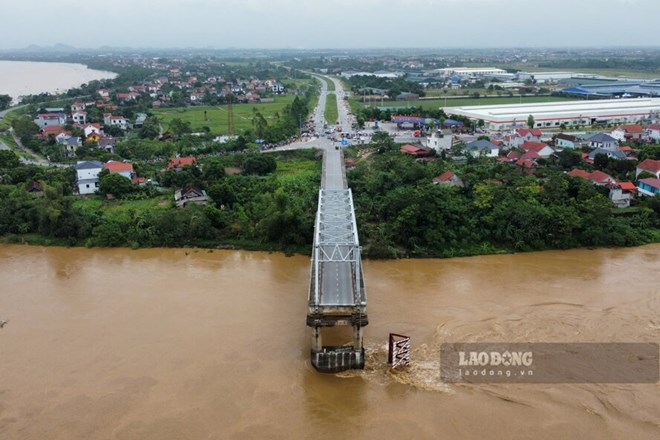 The remaining part of Phong Chau bridge. Photo: To Cong.