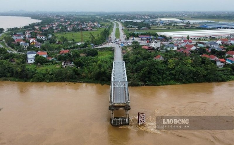 The remaining part of Phong Chau bridge. Photo: To Cong.