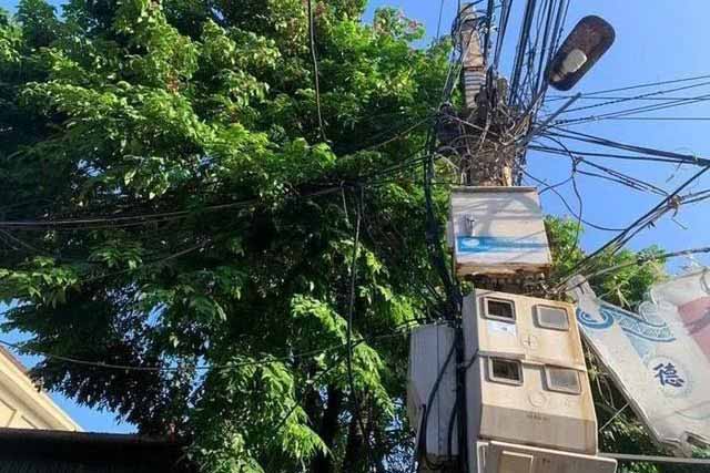 The scene of the roof next to the electric pole where a couple in Thach Kim were electrocuted while picking star fruit. Photo: Son Tuan.