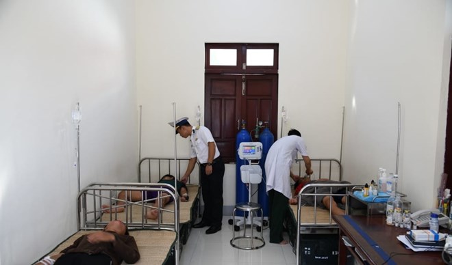 Three fishermen were treated at Sinh Ton Dong Island Infirmary. Photo: Hoang Thao