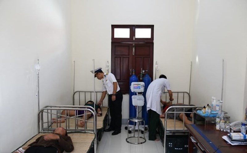 Three fishermen were treated at Sinh Ton Dong Island Infirmary. Photo: Hoang Thao