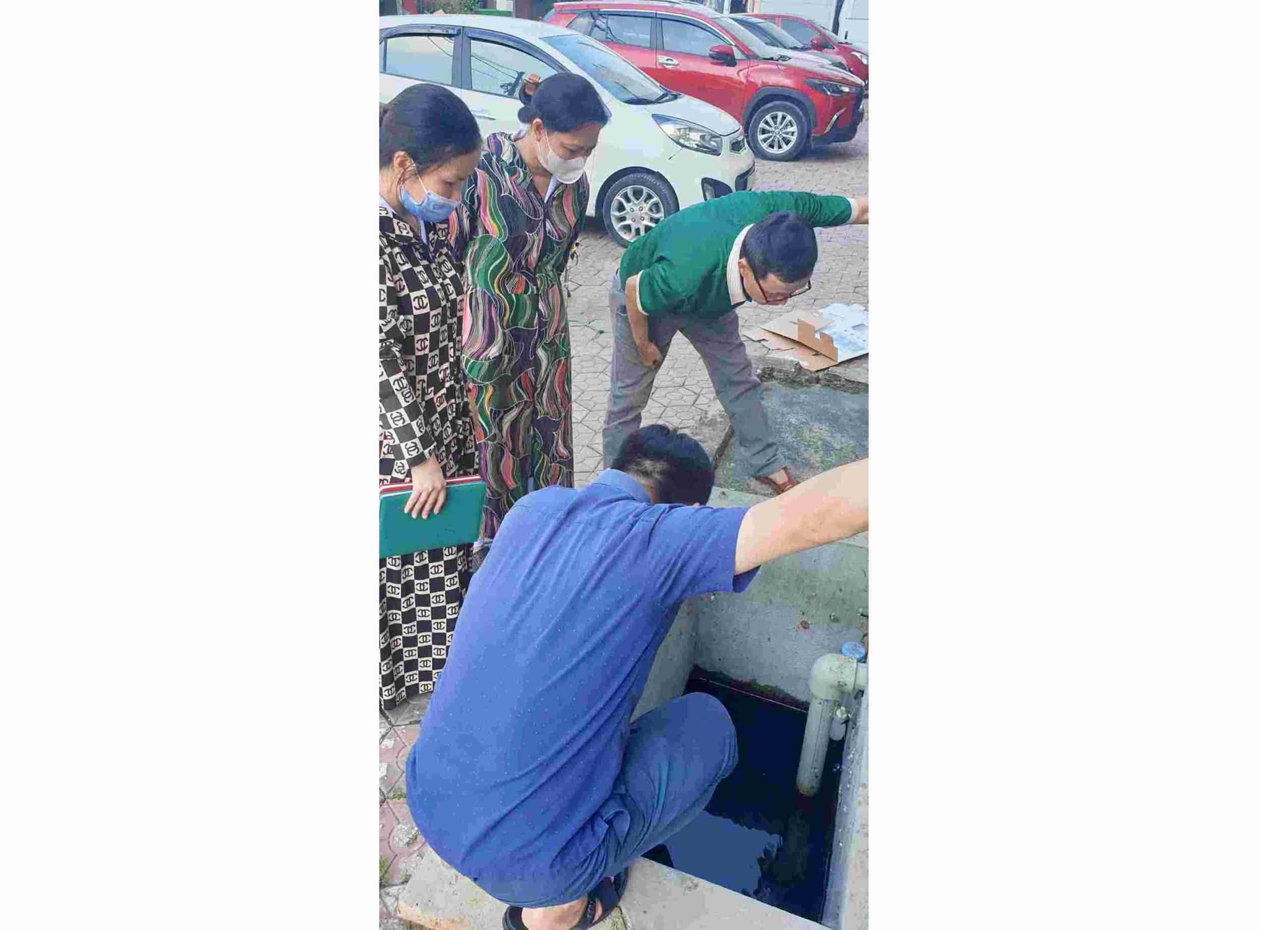 Checking the underground tank of Golden City 3 apartment building (Hamlet 19, Nghi Phu commune, Vinh city). Photo: Quang Dai