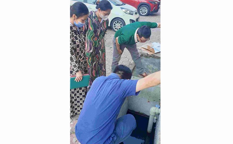 Checking the underground tank of Golden City 3 apartment building (Hamlet 19, Nghi Phu commune, Vinh city). Photo: Quang Dai