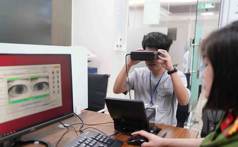 Iris data is collected when making an ID card. Photo: Quang Viet