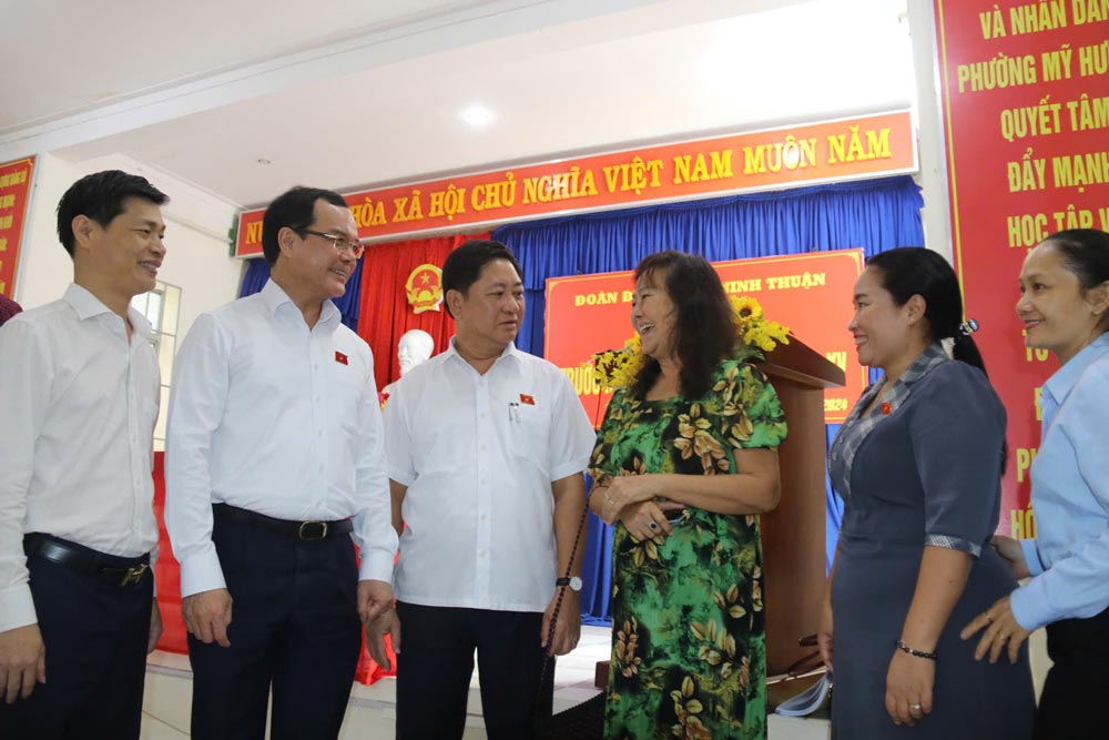 Party Central Committee member, President of the Vietnam General Confederation of Labor Nguyen Dinh Khang met with voters in Phan Rang - Thap Cham City. Photo: Huu Long