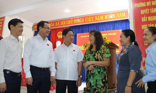 Ủy viên T.Ư Đảng, Chủ tịch Tổng LĐLĐVN Nguyễn Đình Khang tiếp xúc cử tri tại TP Phan Rang - Tháp Chàm. Ảnh: Hữu Long