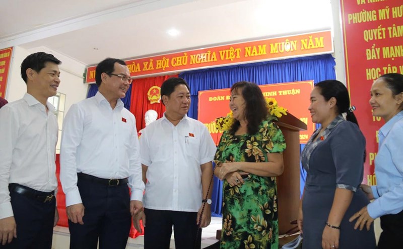 Party Central Committee member, President of the Vietnam General Confederation of Labor Nguyen Dinh Khang met with voters in Phan Rang - Thap Cham City. Photo: Huu Long