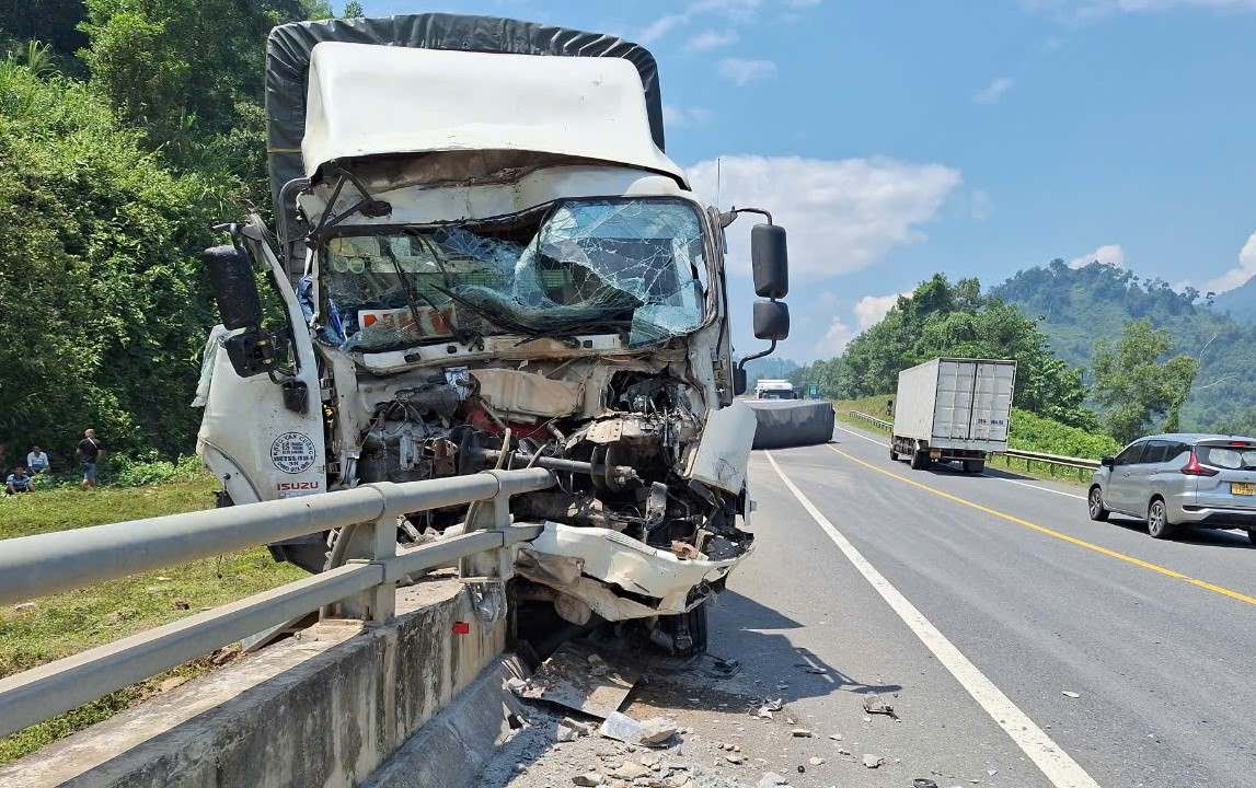 Accident on La Son - Tuy Loan highway, a truck's front end was crushed and it crashed into the guardrail. Photo: An Thuong